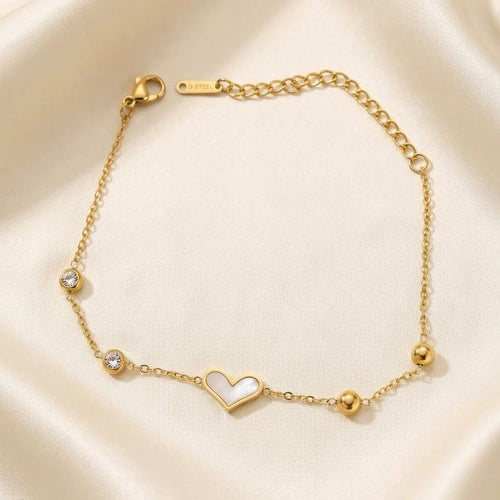 Gold bracelet with a heart charm